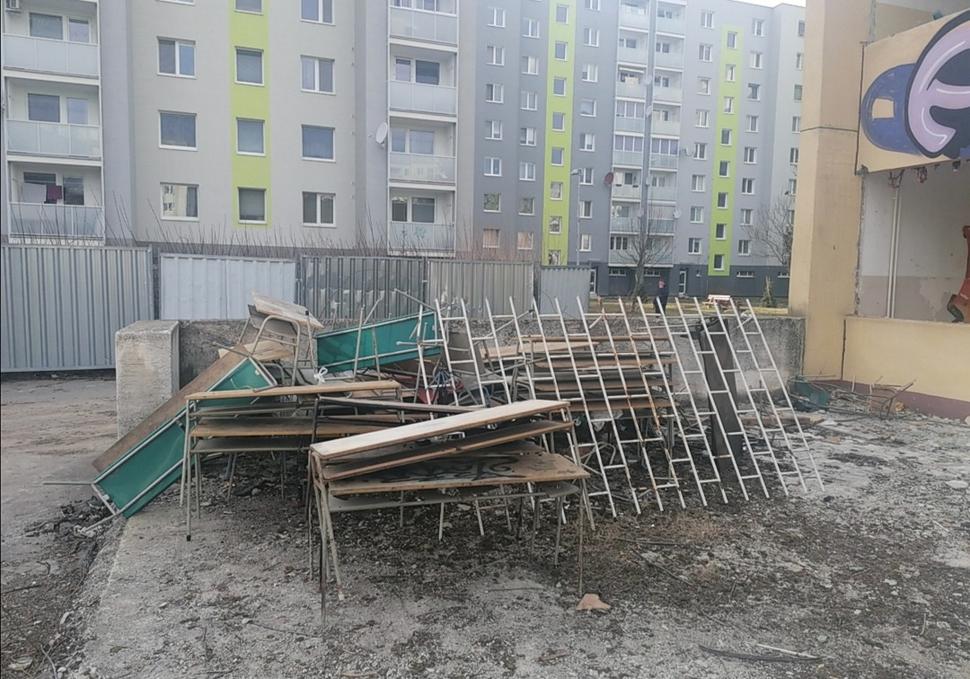 ... aj vyslúžilé lavice
