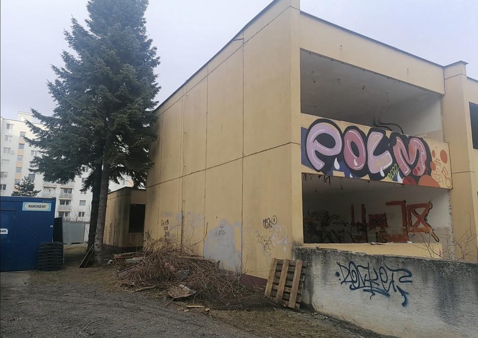 Spredu sme ju videli. Zachádzame za roh.
