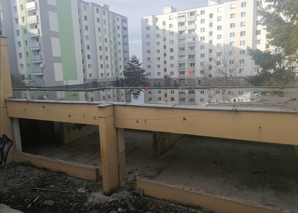 pohľad na spojenie dvoch budov