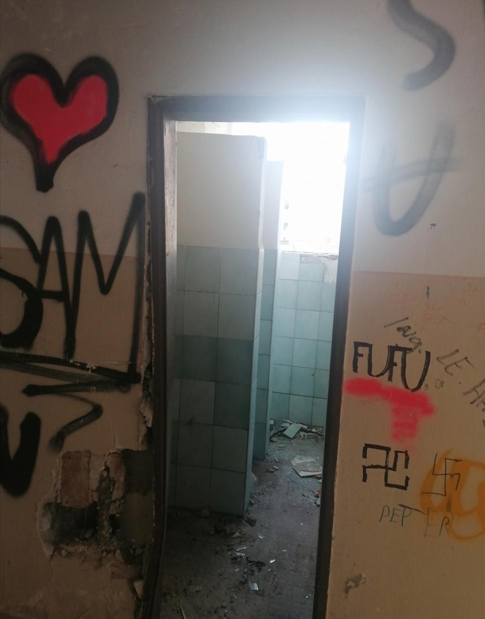 už bez dverí, zato s výzdobou