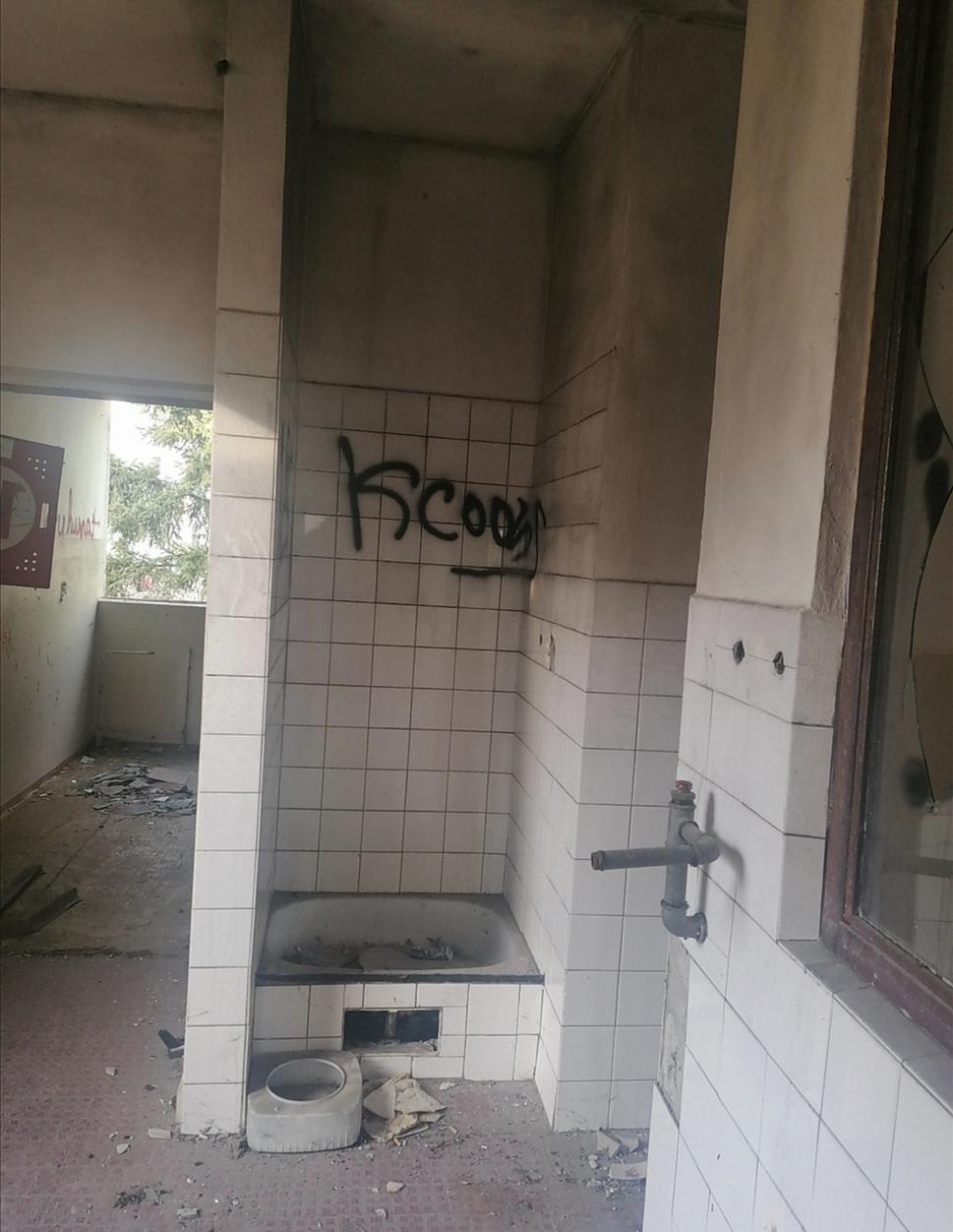 sprchovací kút. Tento pomerne zachovalý