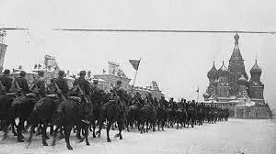 7.11.1941 Červené námestie v Moskve. Okrem iných, na front odchádzali aj kadeti Moskovskej delostreleckej školy. V podstate branci bez dostatočného výcviku, čo bolo ale v tejto situácii, na rozdiel od dneška, obhájiteľné konaním agresora.