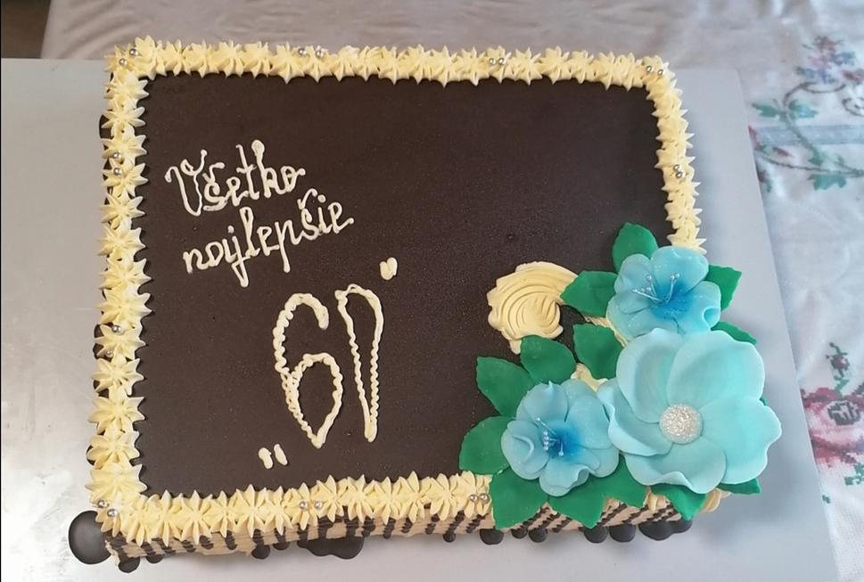 Číslo z torty vynásobte počtom tvárí z trička (ale len tie v rúškach)