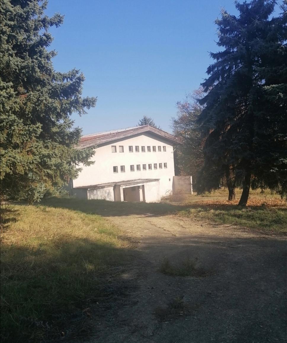 odtiaľto to na opustený dom ešte nevyzerá...