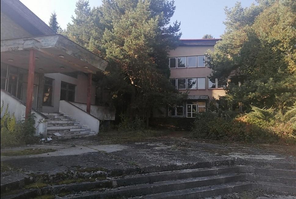 pohľad na obe budovy