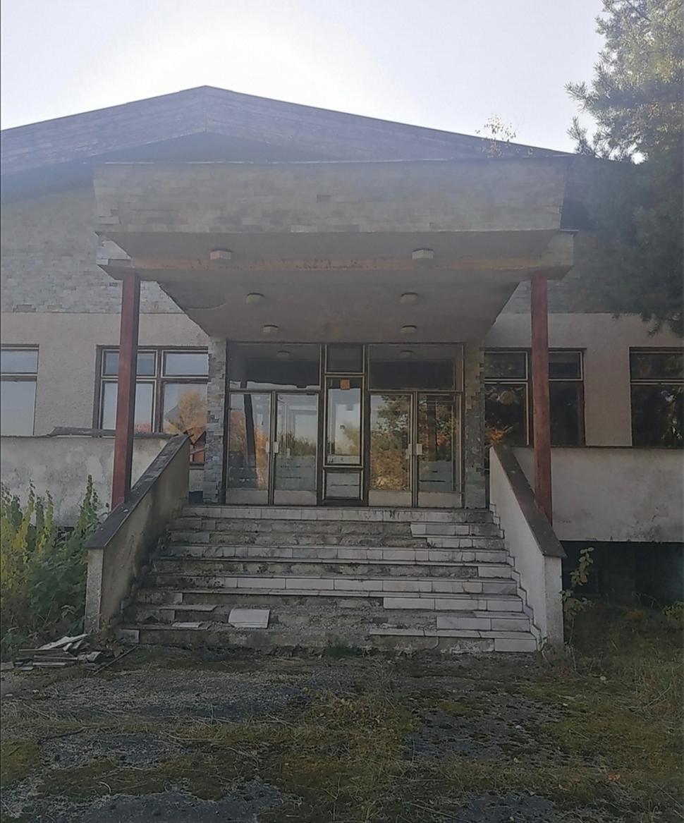 aj tieto schody pod strieškou sú zdevastované