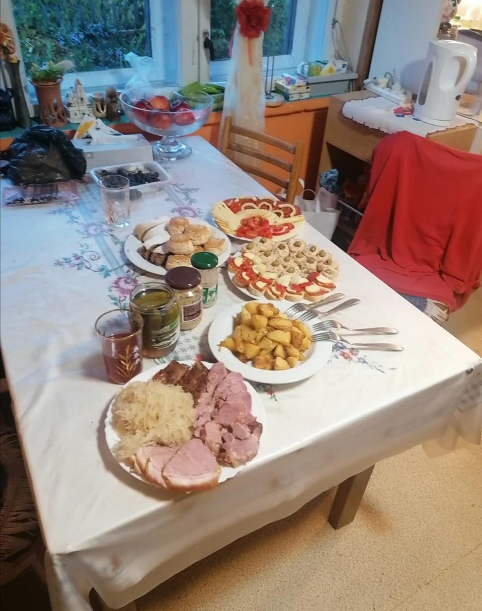 (ale nehladovali sme, ani kým sa guláš varil :-)