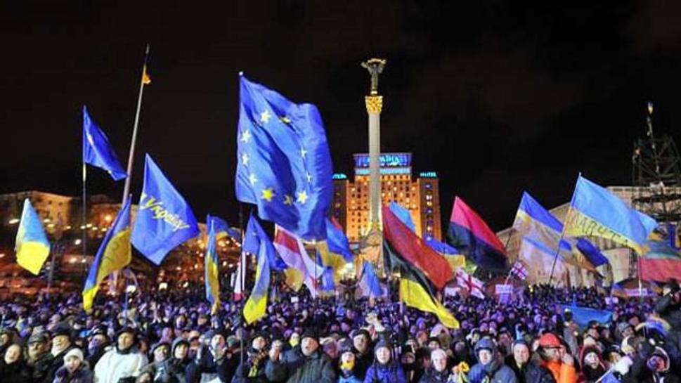Euromajdan s vlajkami Ukrajiny, EÚ a UPA