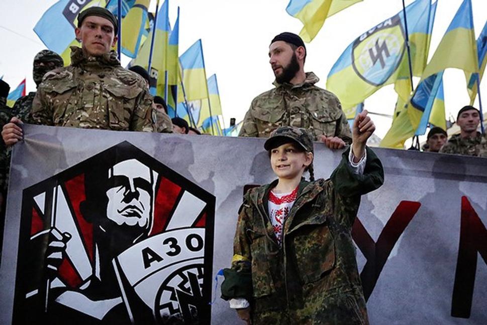 Pochod členov neonacistického bataliónu Azov