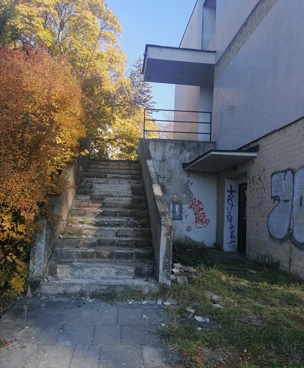 k priečeliu vedú schody