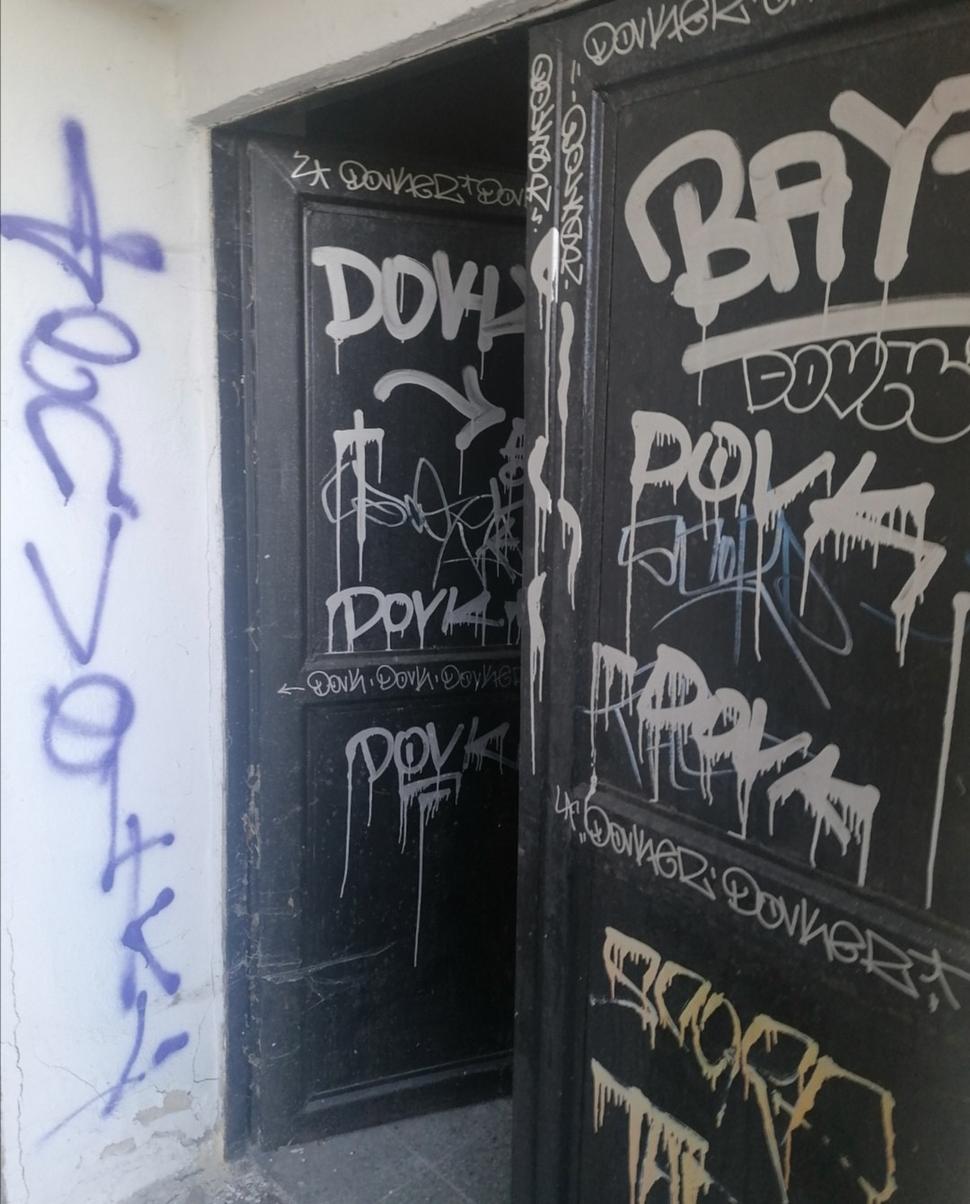 otvorená pomaľovaná brána. Nazrieme dnu