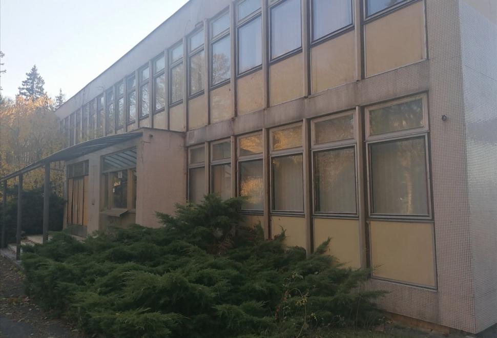 prichádzame pred budovu