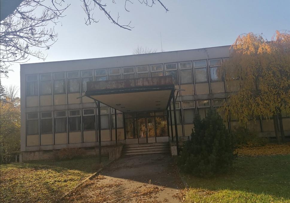 na druhom je nejaký oznam