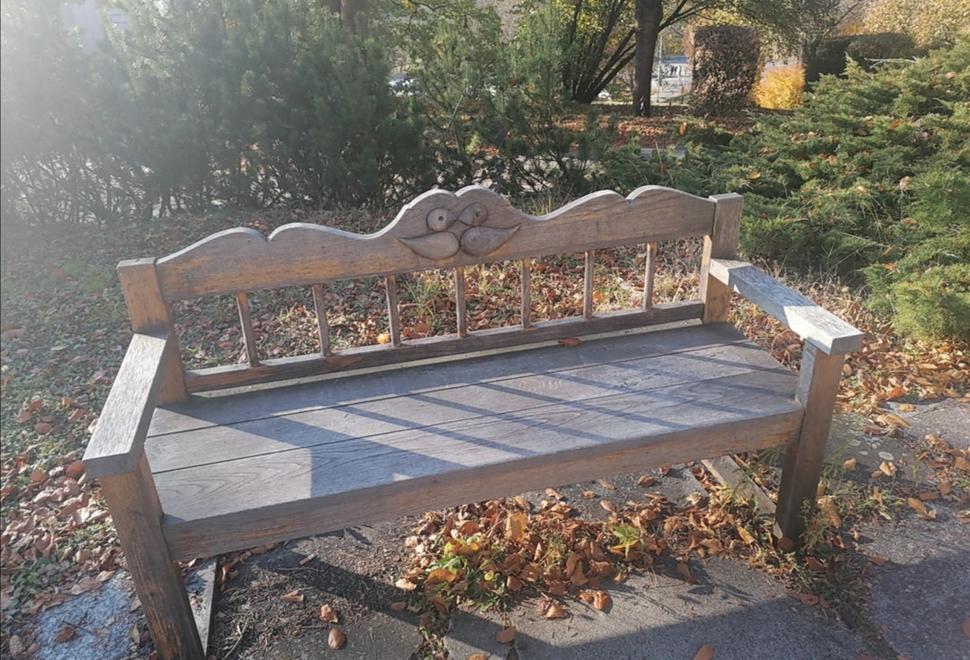 lavička s bajúzami