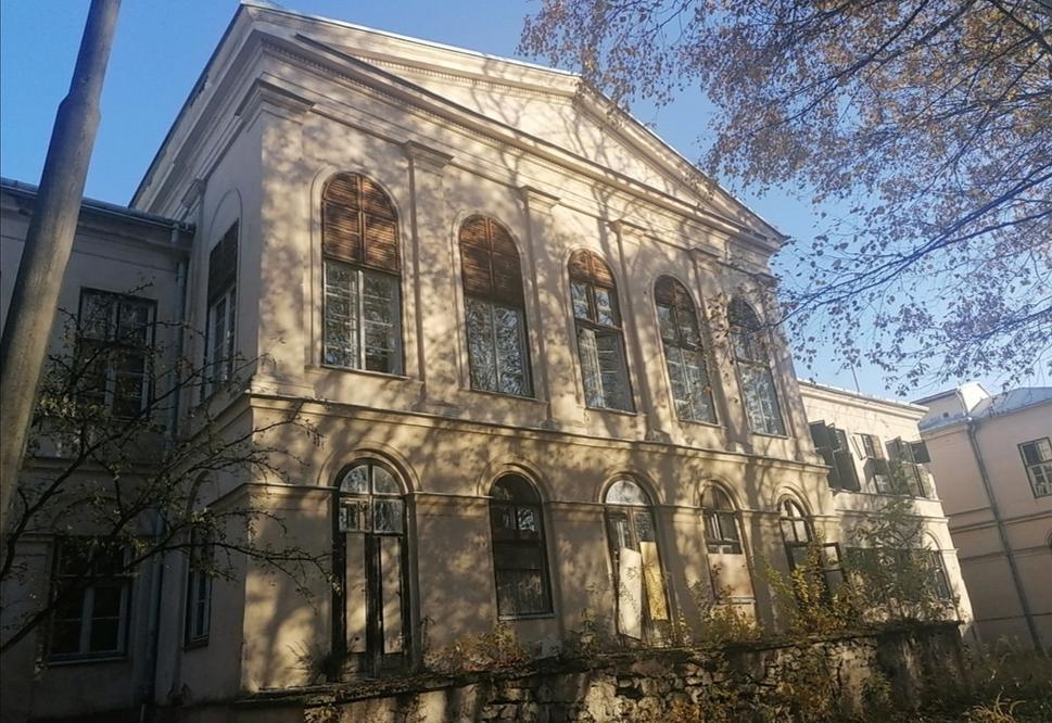 zaujímavá architektúra, oblúkové okná