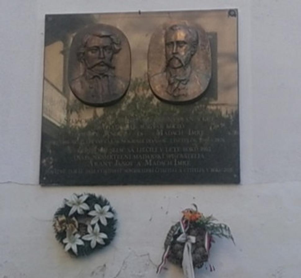 majestátna tabuľa s dvoma maďarskými dejateľmi (mená som si nezapísal a z foto ich už zrakom dezoláta nerozlúštim)