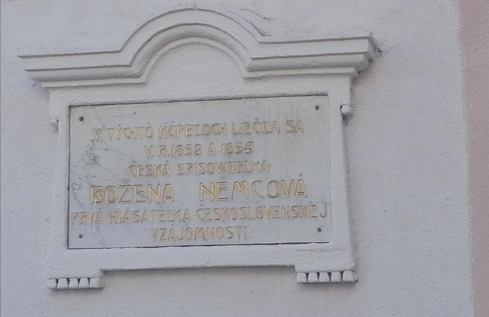 nenápadná tabuľa autorky Babičky splýva s budovou