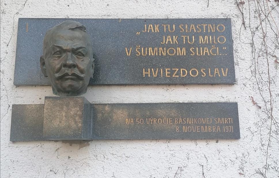 busta básnického barda z roku 1971