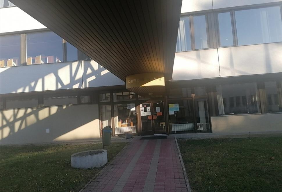 kúpeľné domy I a II sú prepojené nadzemnou krytou chodbou