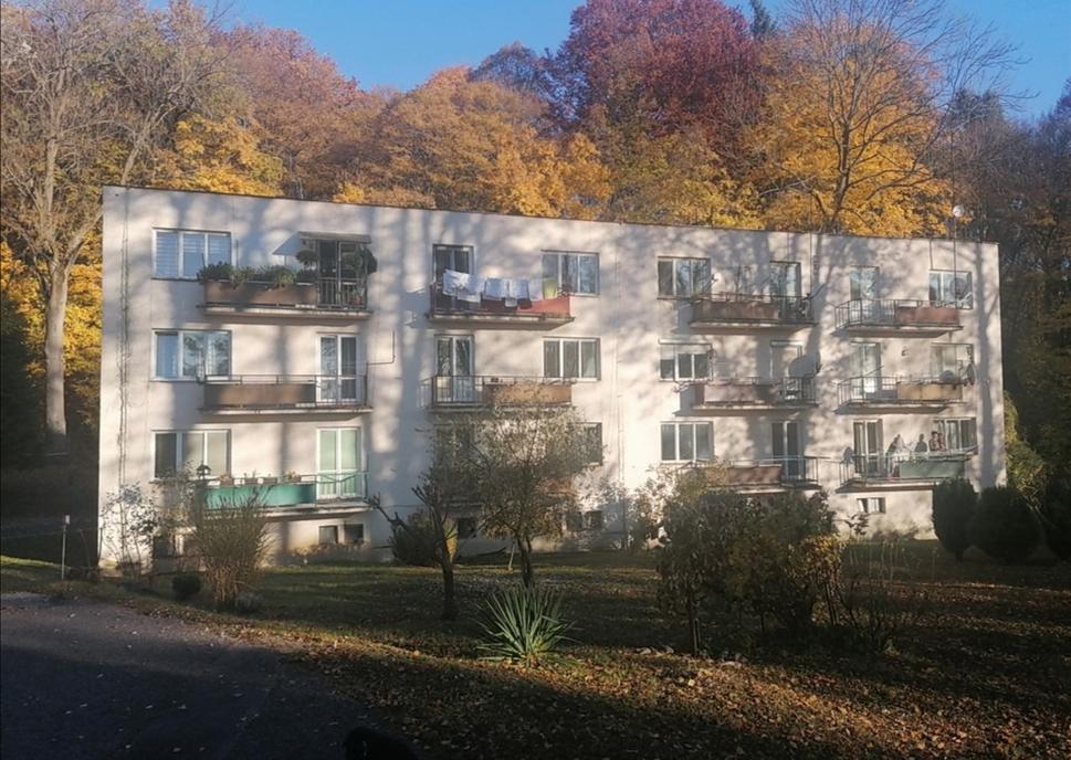 Nový Partizán je tuctová bytovka. Zrejme obývaná, na balkóne sa suší bielizeň