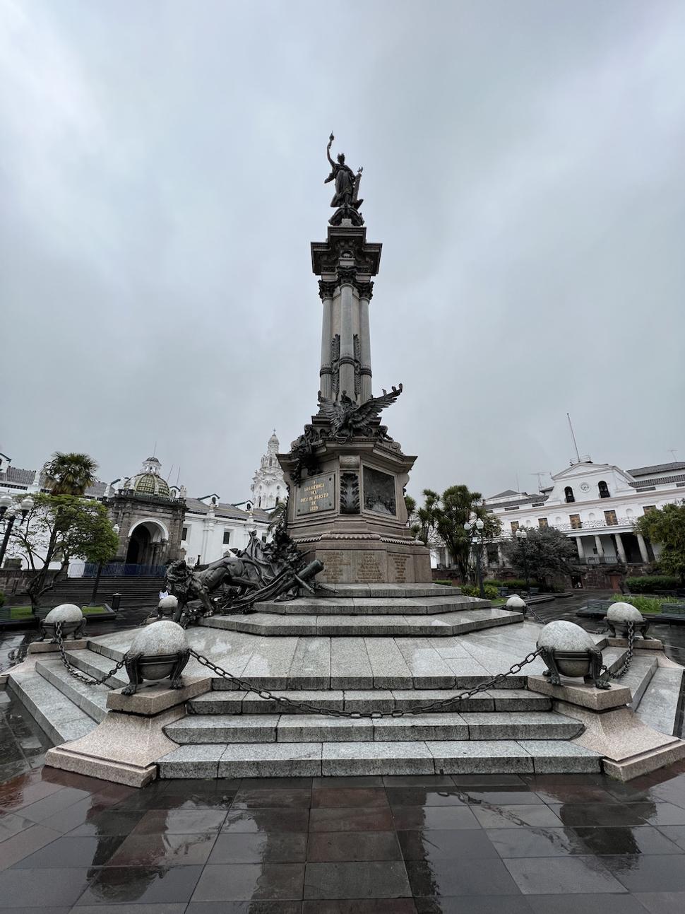 Monumento a la Independencia, alebo aj Monumento a los Héroes del 10 de agosto.