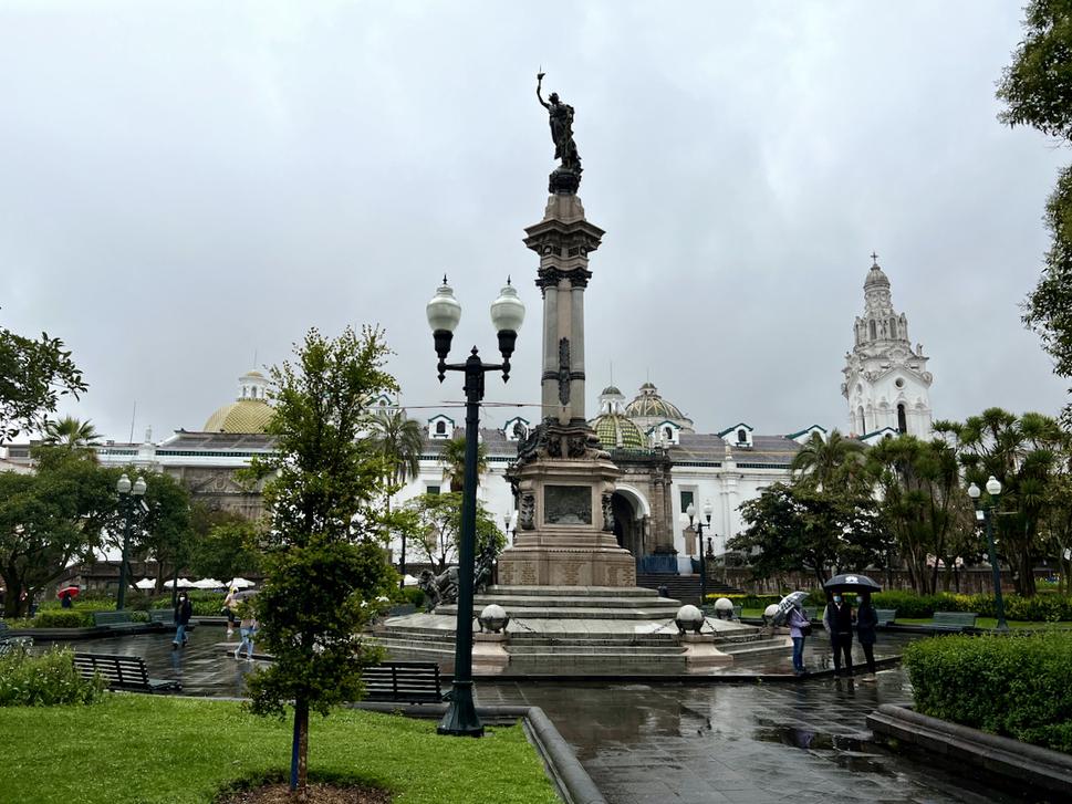 Za monumentom nezávislosti sa na severnej strane námestia nachádza katedrála.