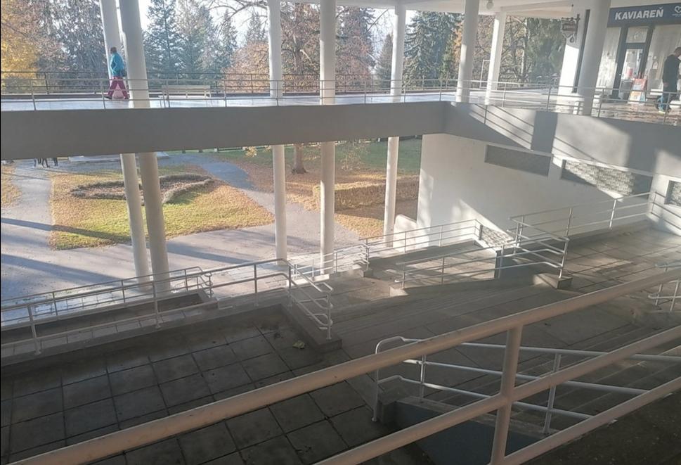 promenádna dvorana nad zemou