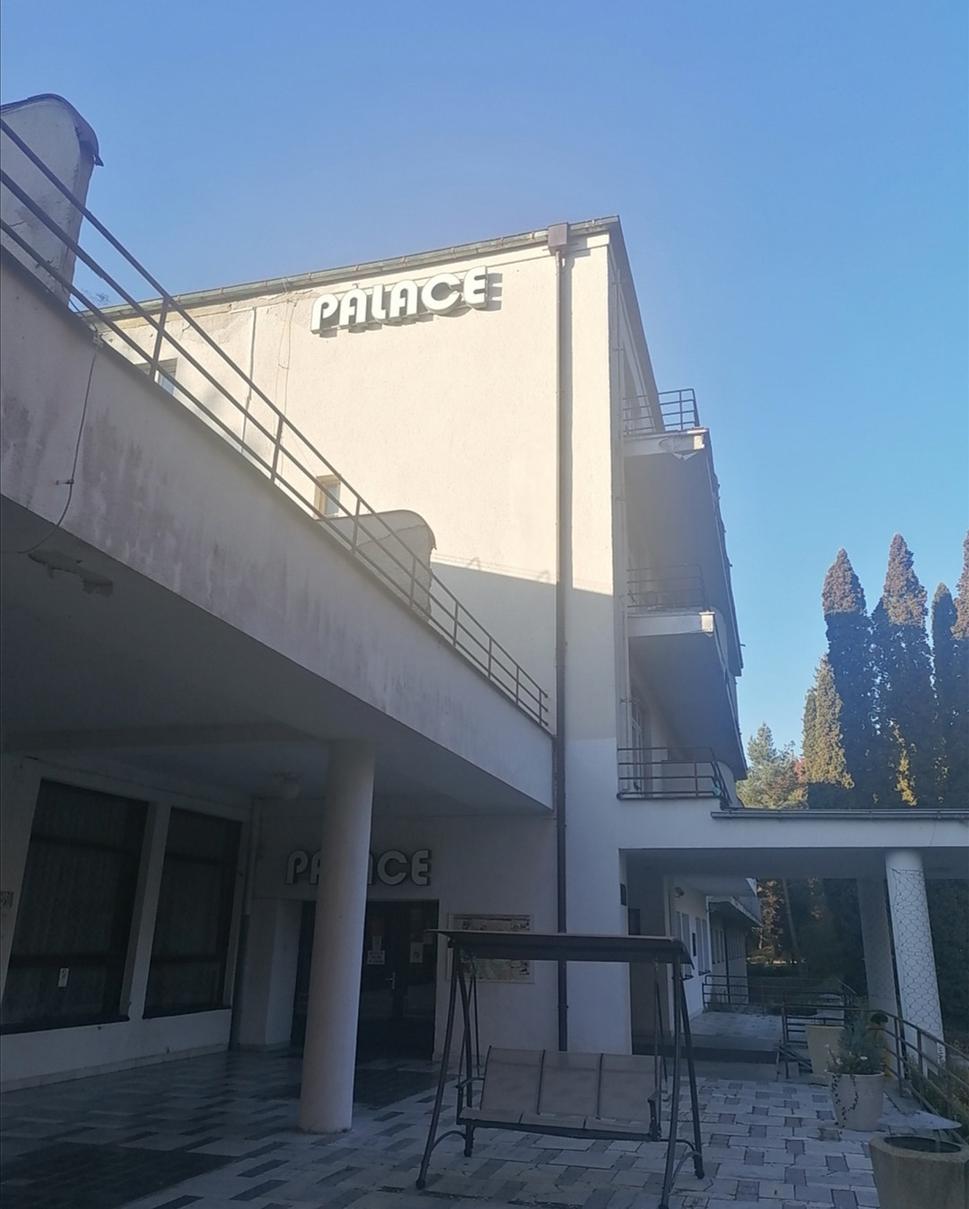 prichádzame k priečeliu hotela