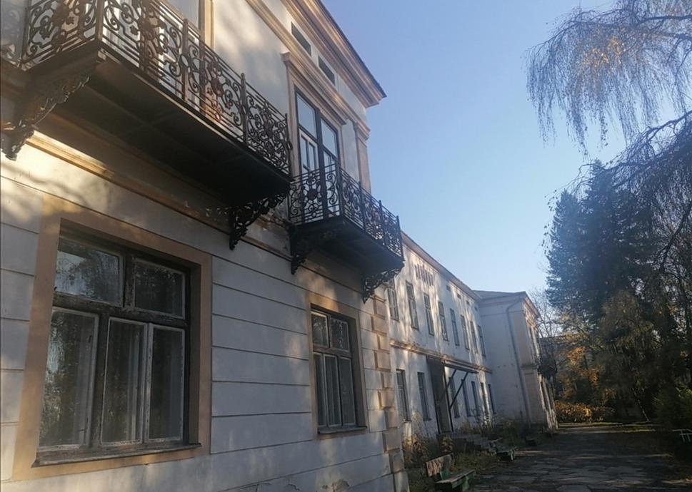 dominantné sú zdobené balkóny