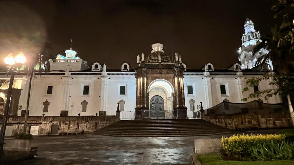 Catedral Metropolitana de Quito, nočný pohľad. Tu vidno aj bočný vchod, ktorý je paradoxne z námestia. Hlavný vchod do katedrály je z bočnej ulice.