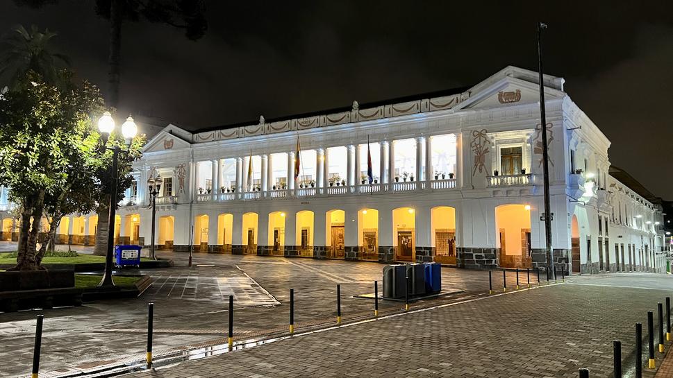 Na juhu námestia je Arcibiskupský palác a hotel Plaza Grande.