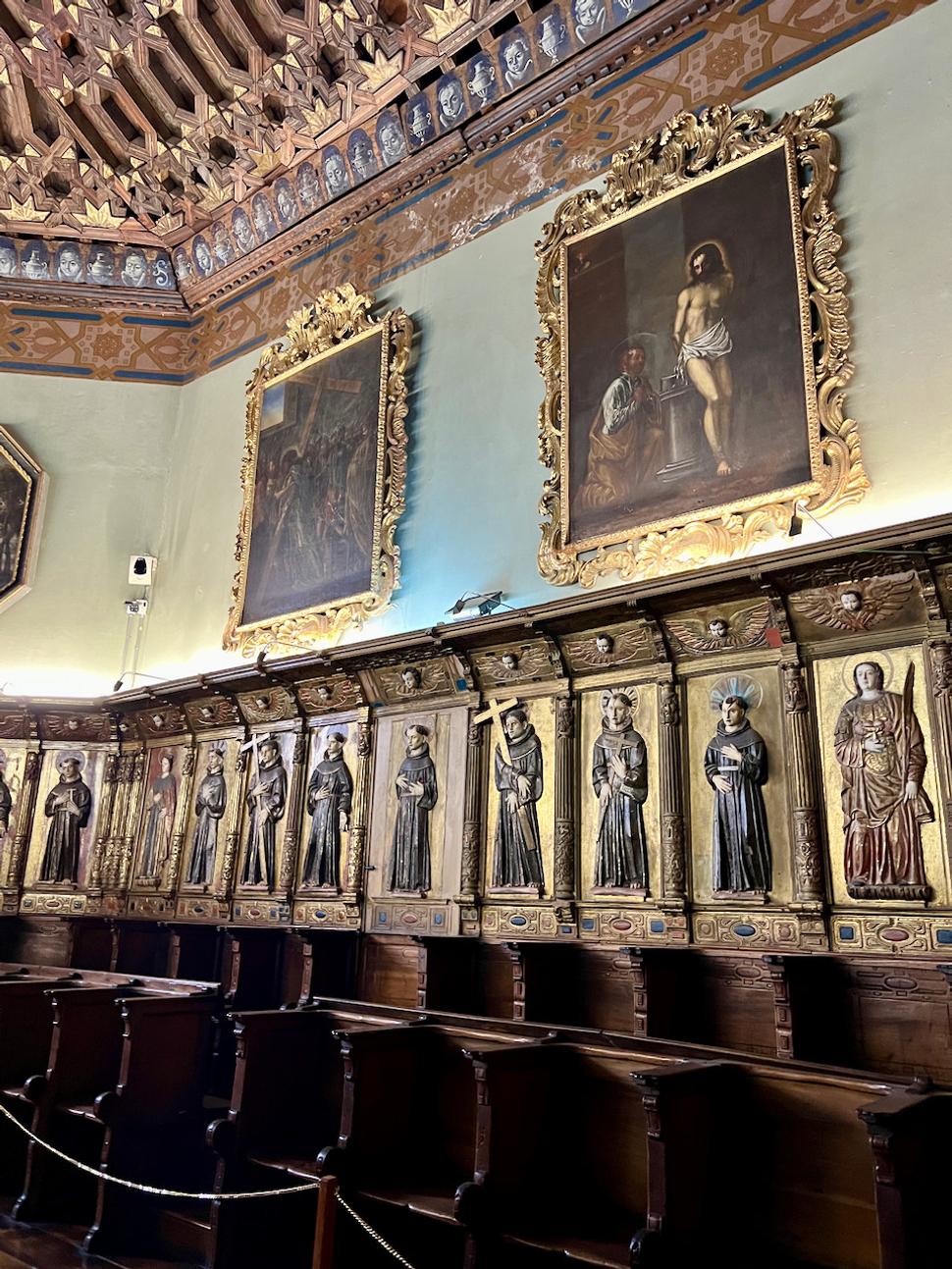 Interiér kostola Sv. Františka. Pohľad doprava.