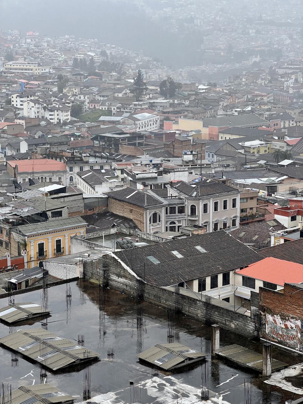 Quito z veže baziliky.