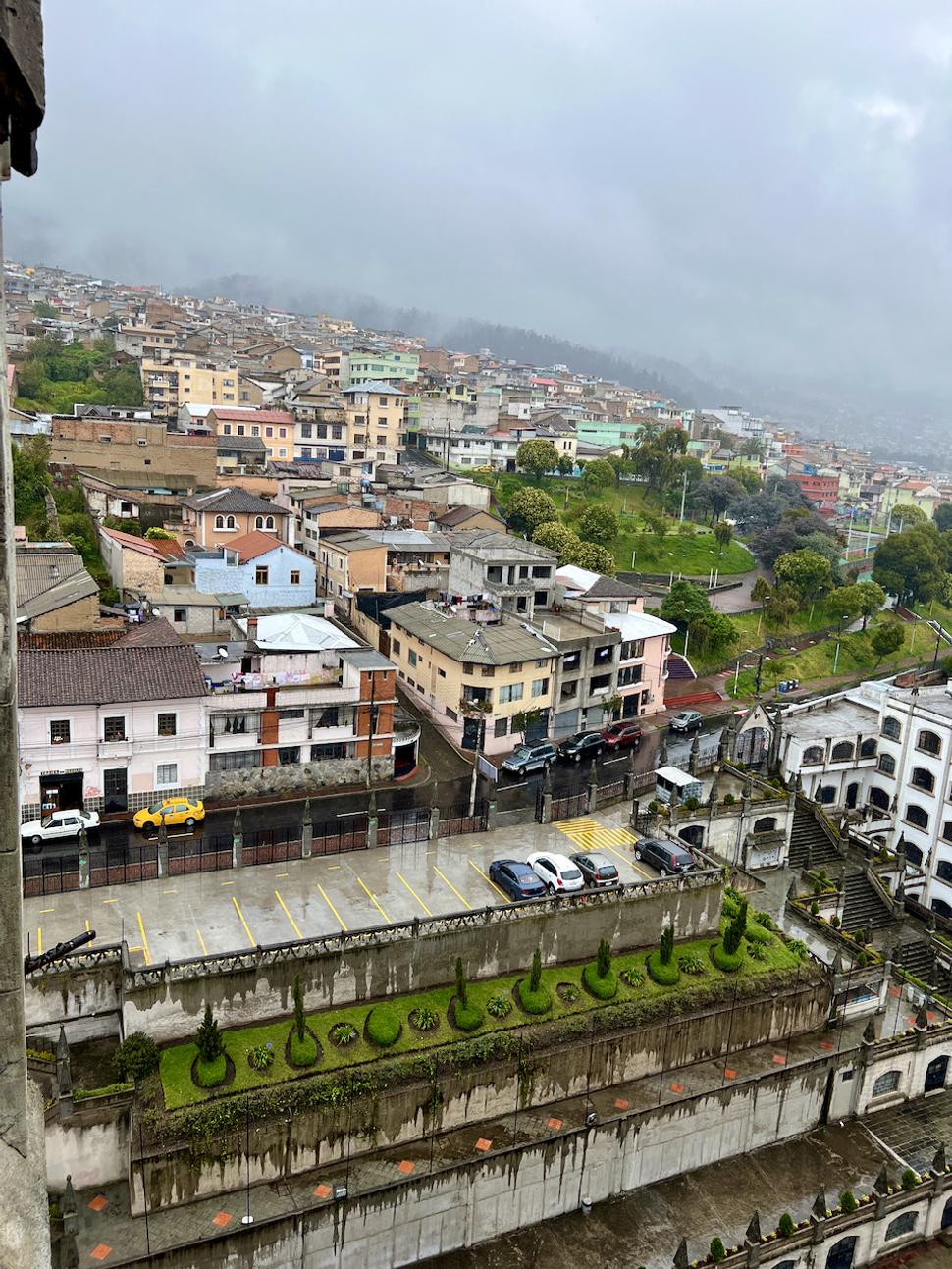 Quito z veže baziliky.