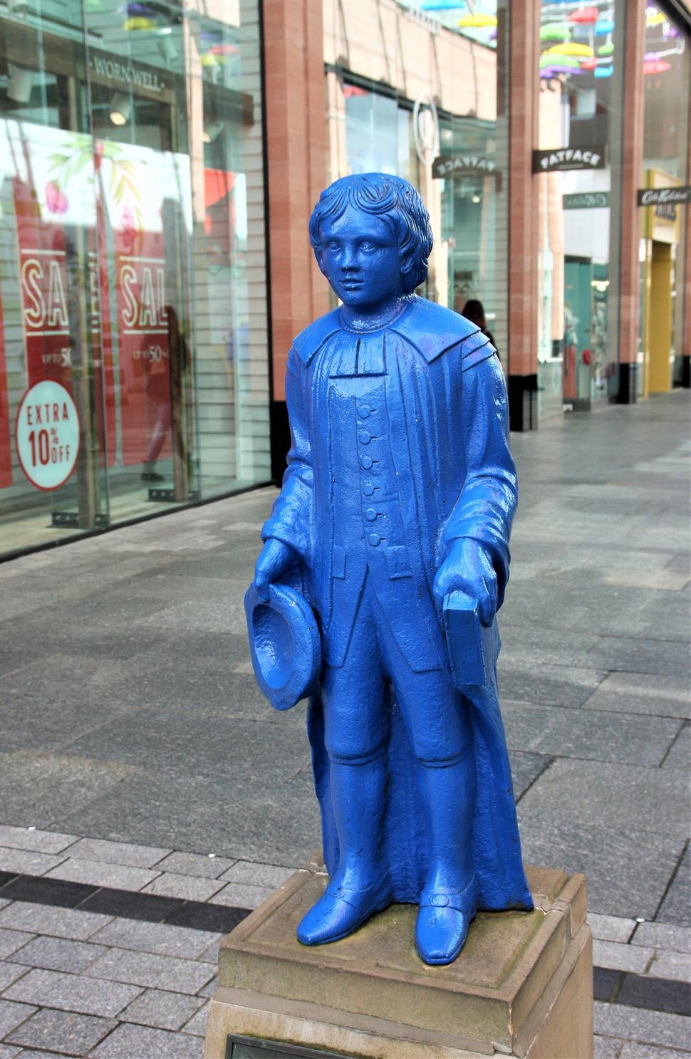 cette statue du garçon bleu est mentionnée dans l'école de St. jana, qui se tenait autrefois à cet endroit, les écoliers portaient les uniformes bleus prescrits
