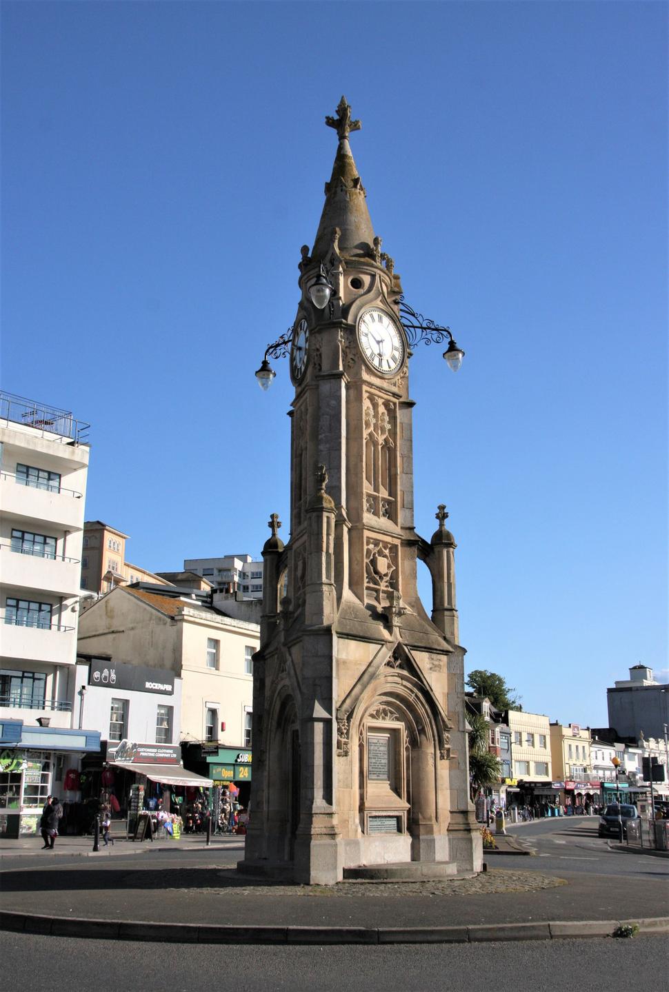 l'horloge de la ville se dresse sur un rond-point très fréquenté au bord de l'eau