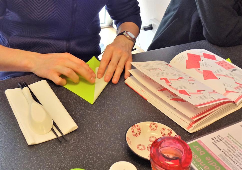 Dans ce restaurant japonais, vous pourrez profiter de l'attente de la nourriture en faisant de l'origami