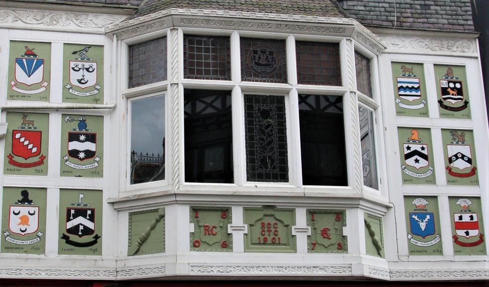 maisons à pans de bois aux fenêtres décorées