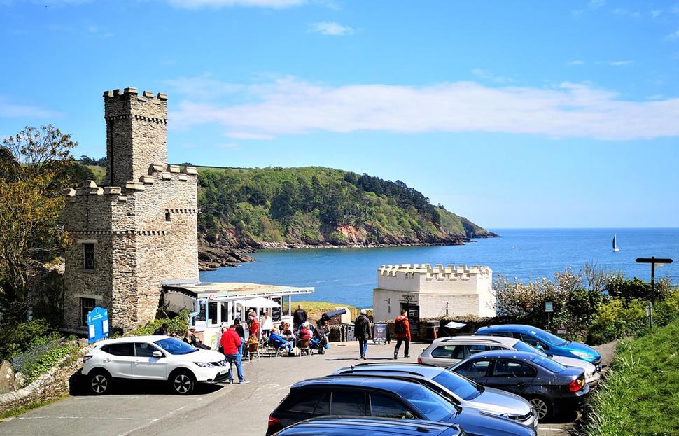 la forteresse au-dessus de la rivière gardait l'entrée de l'intérieur