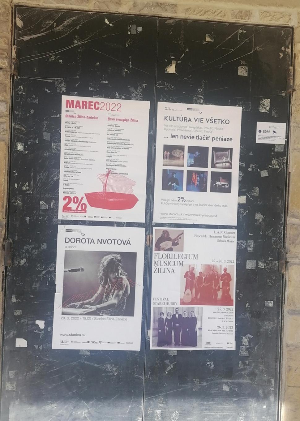 pútače na bočnom vchode