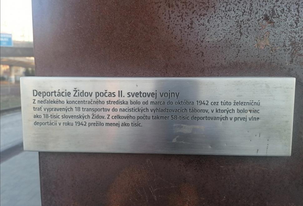 nenápadná tabuľka pripomína deportácie židov
