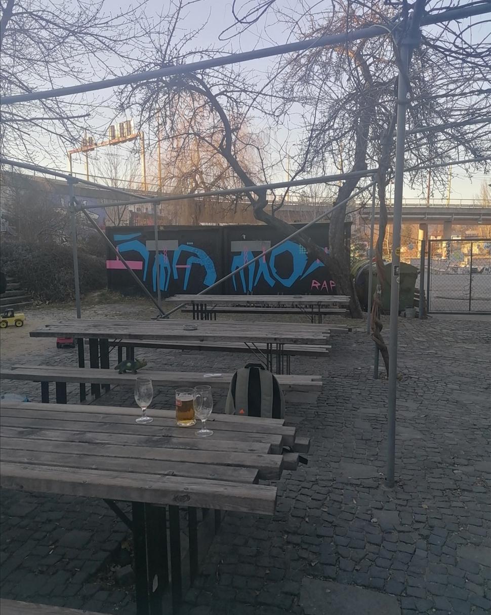 zima... vonkajšie sedenie je ľudoprázdne (pivár si možno odskočil)