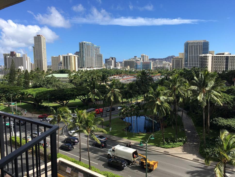 Výhľad na Waikiki z balkóna počas karantény v Honolulu na Hawaii. V pozadí za mrakodrapmi ikonický sopečný kopec Diamond Head.