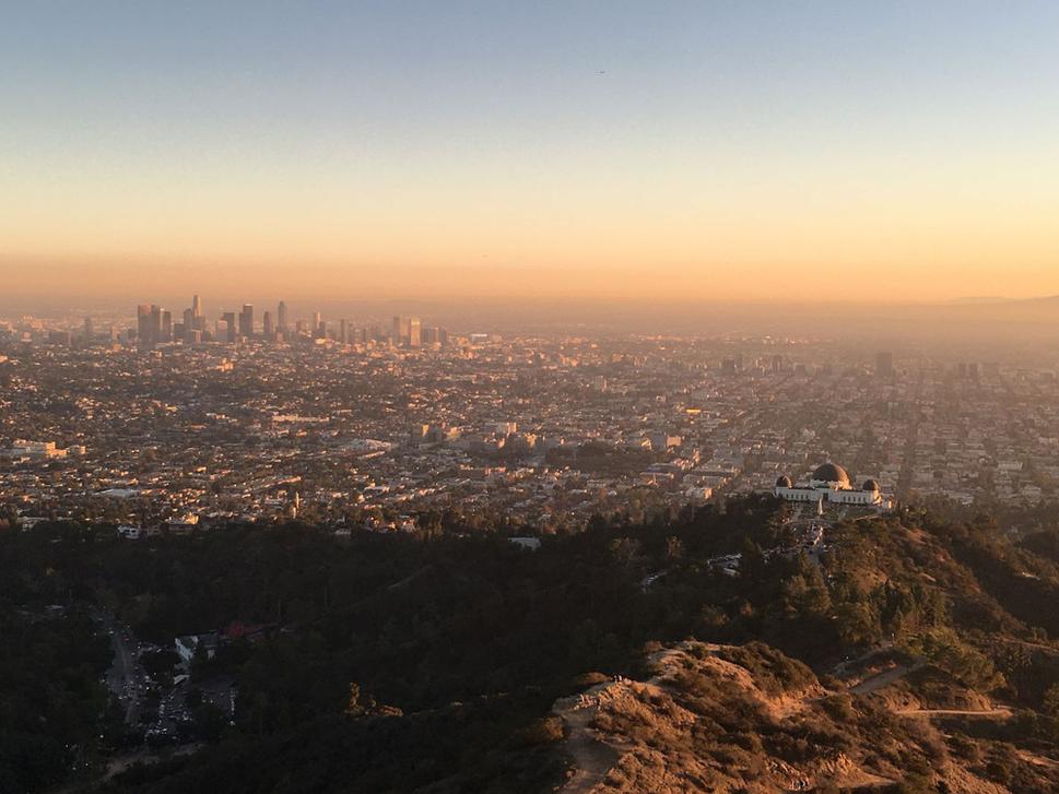 Panoramatický výhľad na Los Angeles z Mount Hollywood nad Griffith observatóriom s LA downtown v pozadí