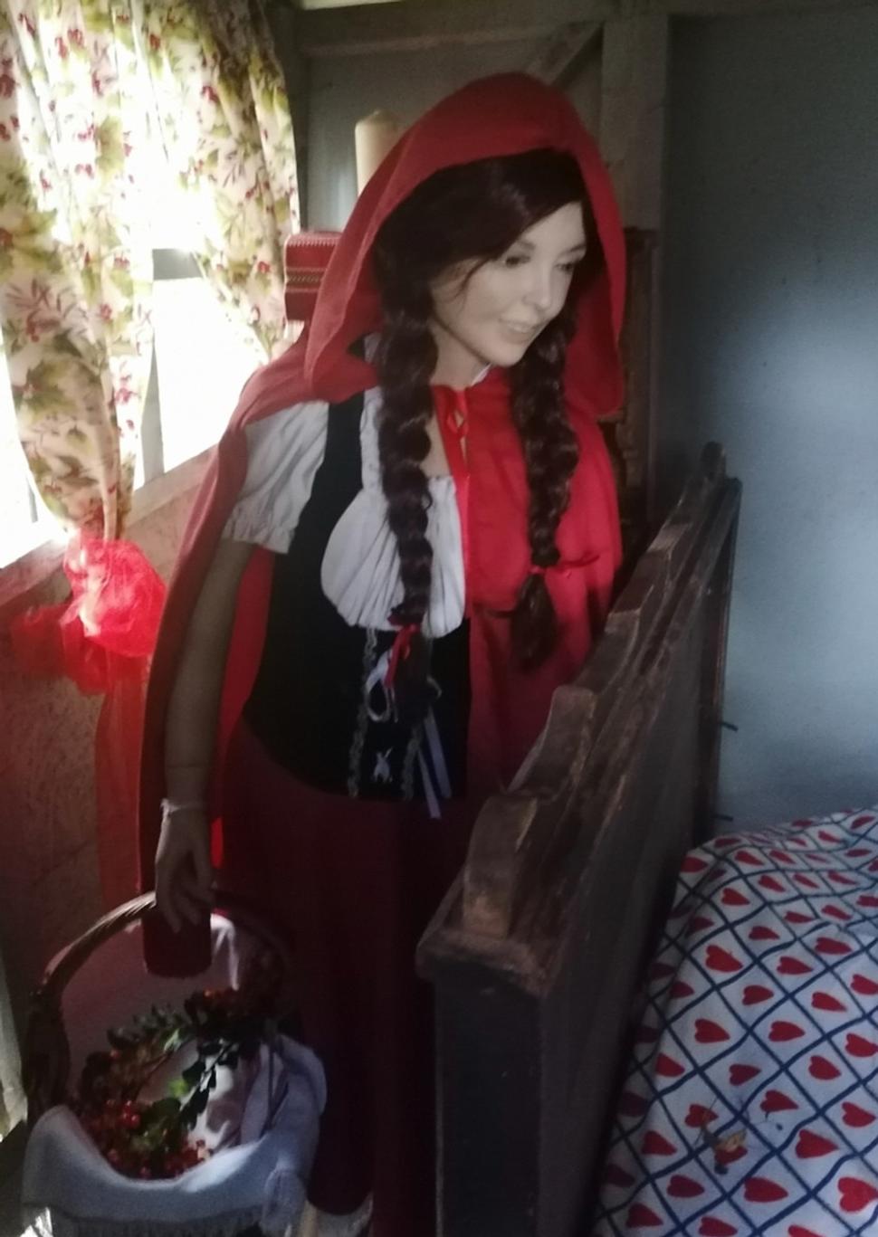 Čerevná Karkulka (po emigrácii od vlka ku kojotom za Veľkú Kaluž známa ako Nšo či)