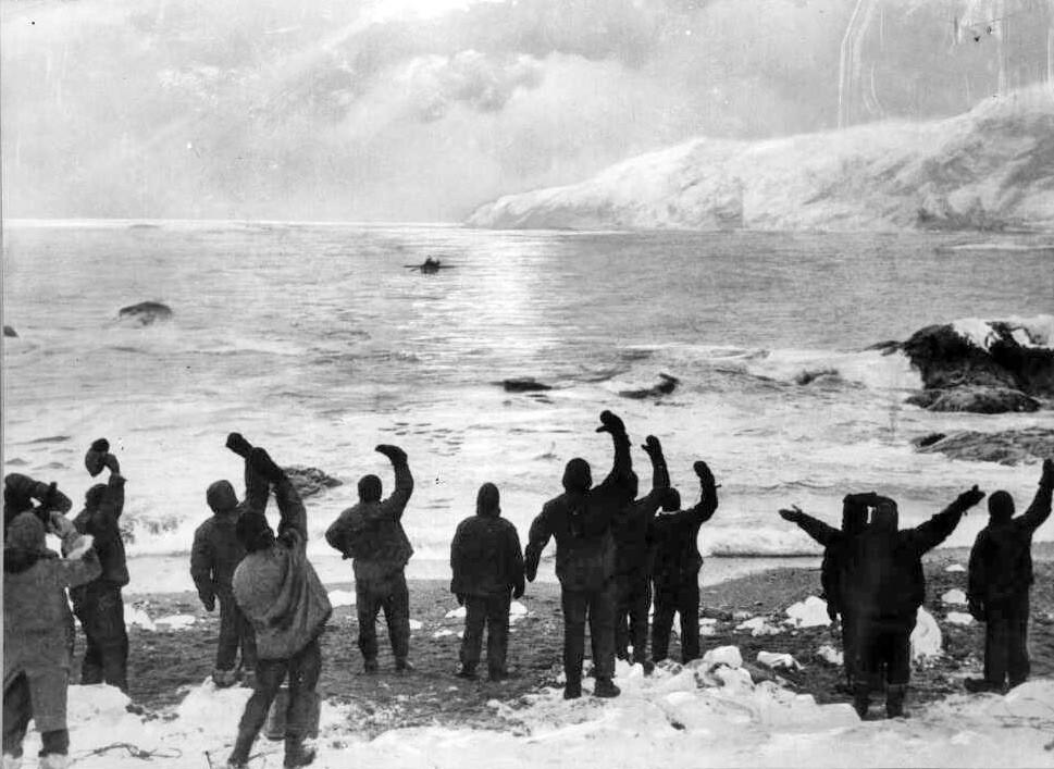 22 mužov na Sloňom ostroje máva posádke člna James Caird, ktorý pláva na ostrov Južná Georgia, aby Shackleton zorganizoval záchrannú misiu.