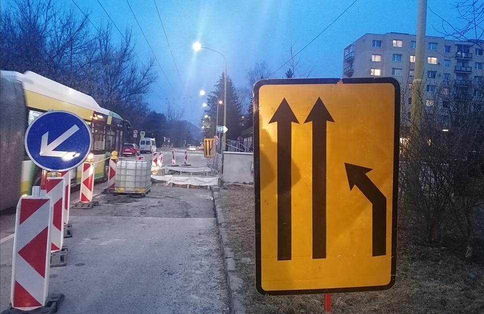žltá s modrou pomôžu prejsť rozkopané cesty
