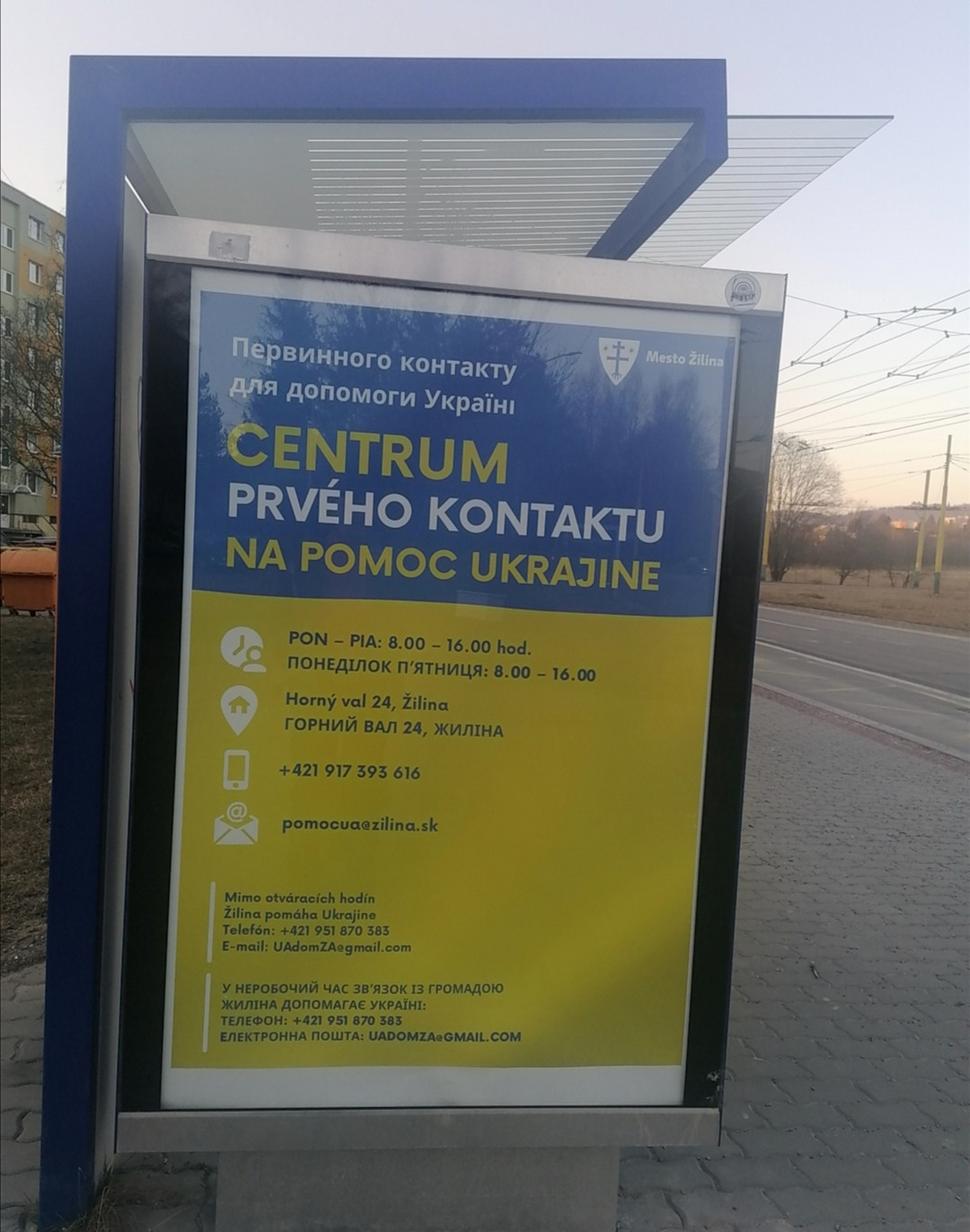na prístrešku MHD