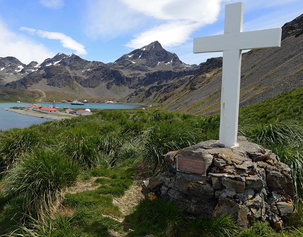 Pamätný kríž a mohyla na Shackletonovu pamiatku boli osadené v roku 1922 pri prístave Grytviken na ostrove Južná Georgia. Okrem tohto pamätníka sa na ostrove nachádza aj jeho hrob.