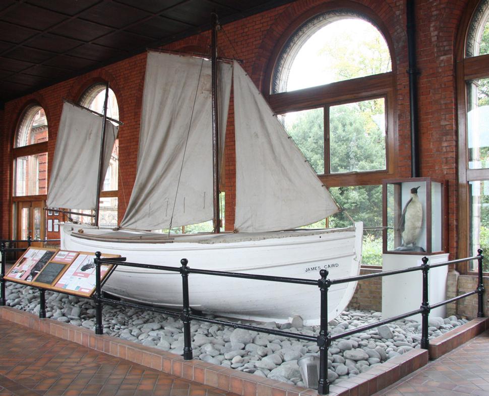 Originál člnu James Caird je vystavený v Londýne na akademickej pôde Dulwich College.